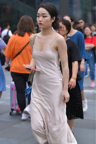 吊带裙美女