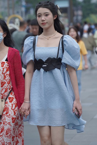 街拍甜美的蓝色裙气质小姐姐