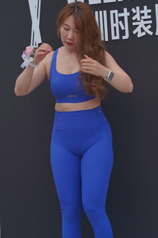 两位紧身美女