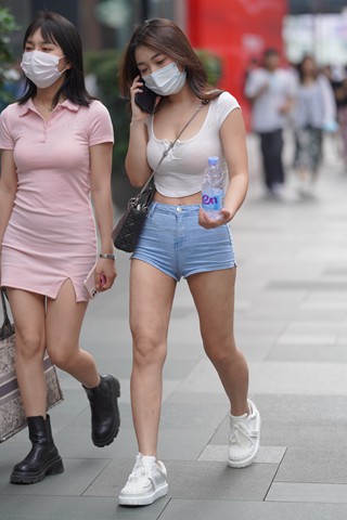 热裤美妞
