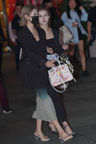 美女闺蜜
