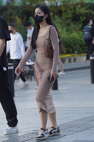街拍长裙美眉