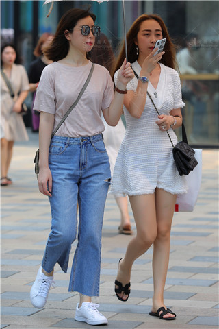 街拍青春姐妹
