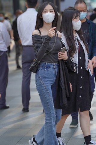 长牛仔裤美眉