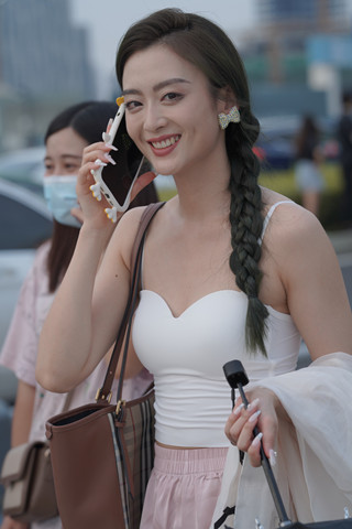 粉色长裤美眉